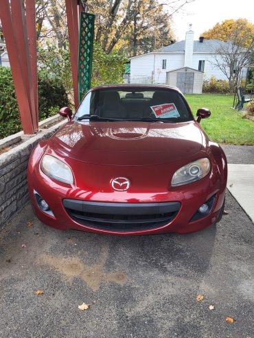 MX5 rouge décapotable