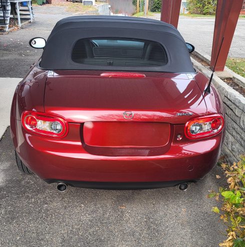 MX5 rouge décapotable