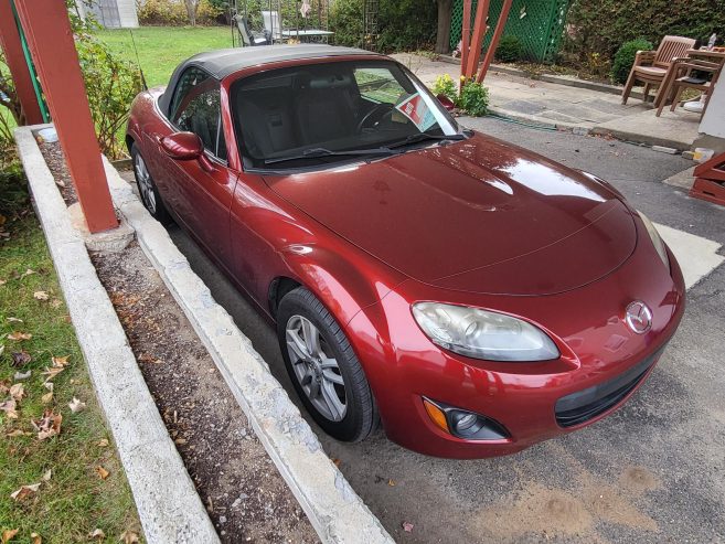 MX5 rouge décapotable