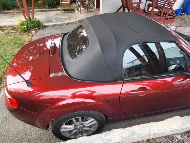MX5 rouge décapotable