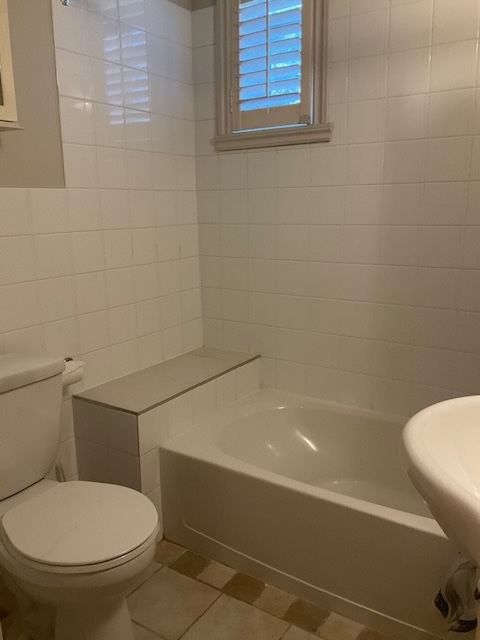 St-Jérôme, très beau 2 ½ (studio) au bord de l’eau, situé au rez-de-jardin à deux pas du centre-ville, de l’arrêt d’autobus et du train.