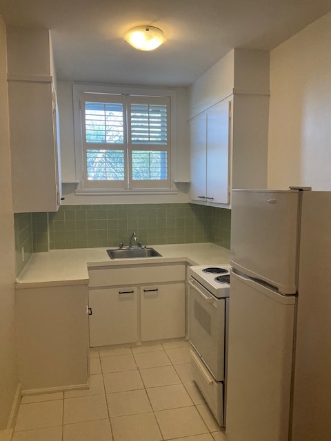 St-Jérôme, très beau 2 ½ (studio) au bord de l’eau, situé au rez-de-jardin à deux pas du centre-ville, de l’arrêt d’autobus et du train.