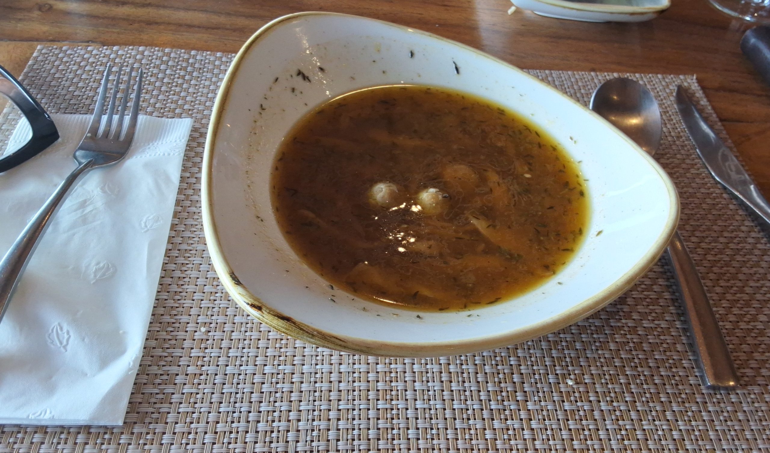 Menage et repas en echange d’une chambre, QUI DIT MIEUX?