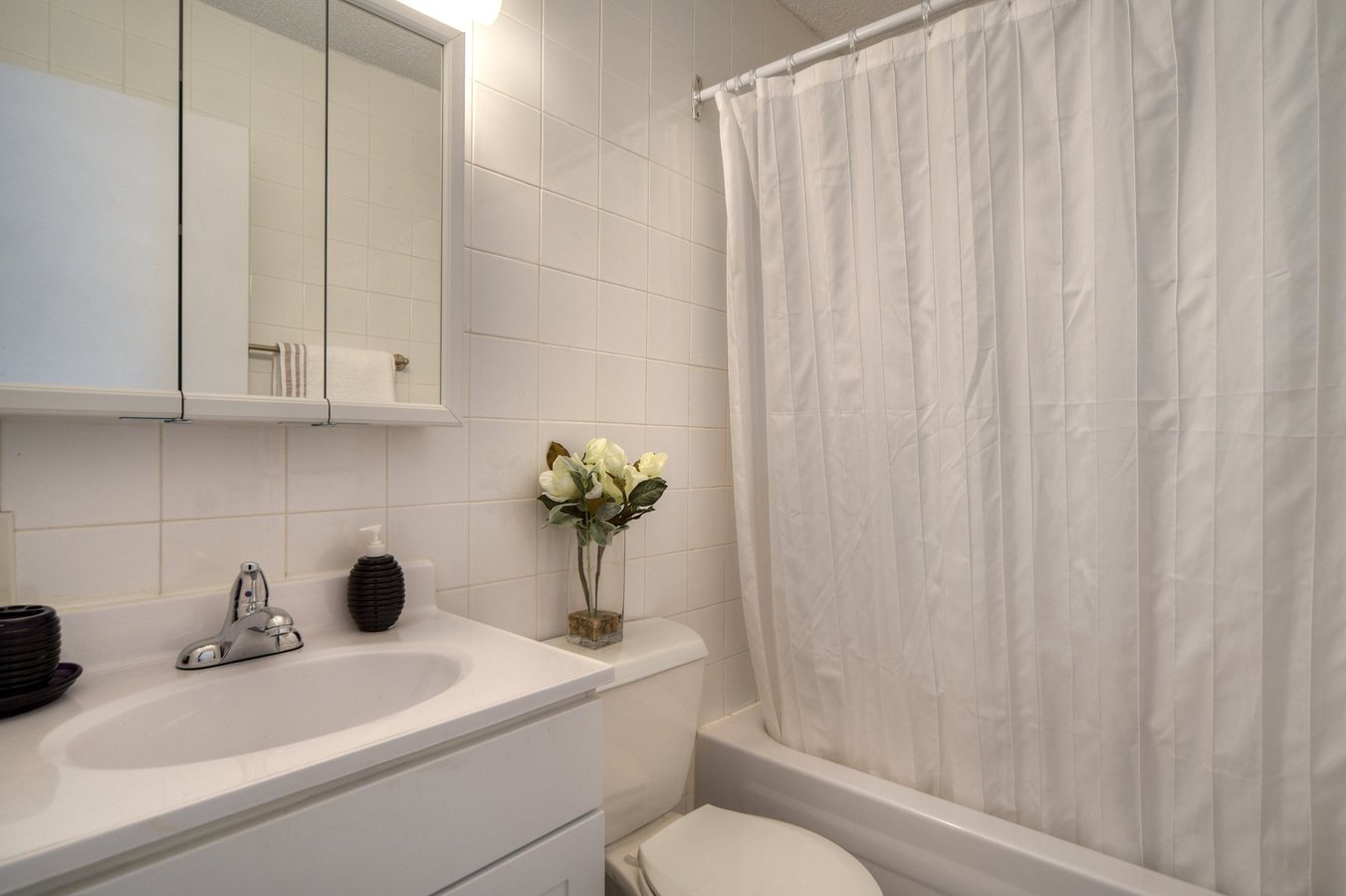 APPARTEMENT 4 1_2 TRES ADORABLE SITUE À LONGUEUIL