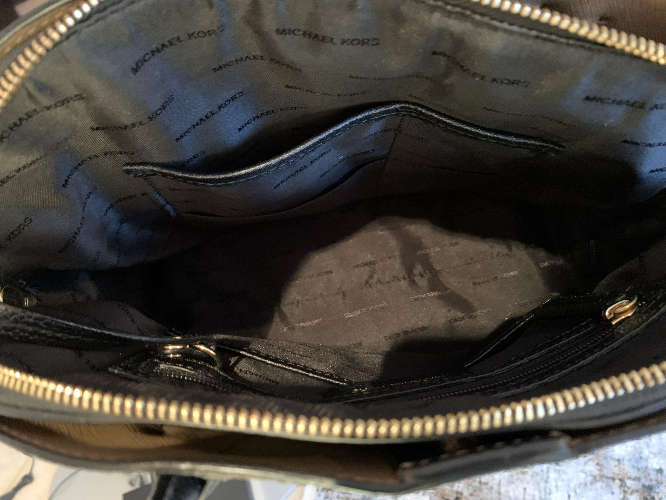 Sacoche Sac à main en cuir noir Michael Kors.